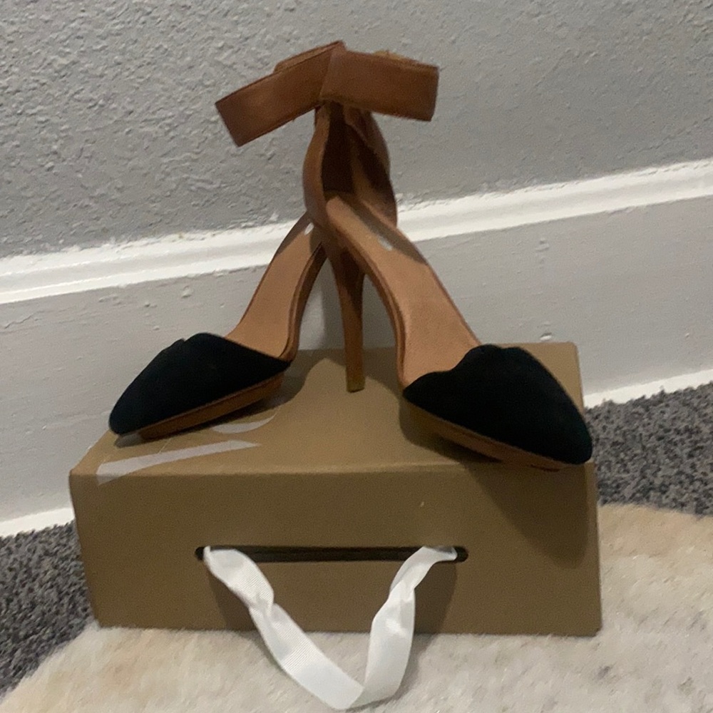 Re-poshing: UNIQUE Jeffrey Campbell x Free People. Velcro strap heels. Size 7.5